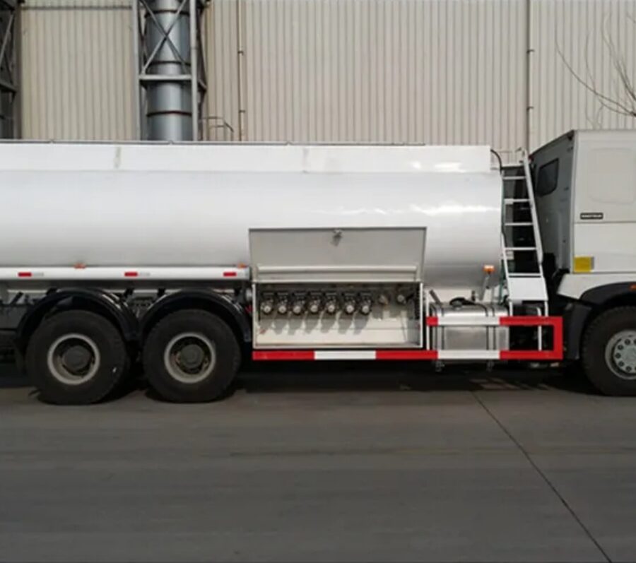 HOWO A7 20000 Liters Oil Transport Truck (2)