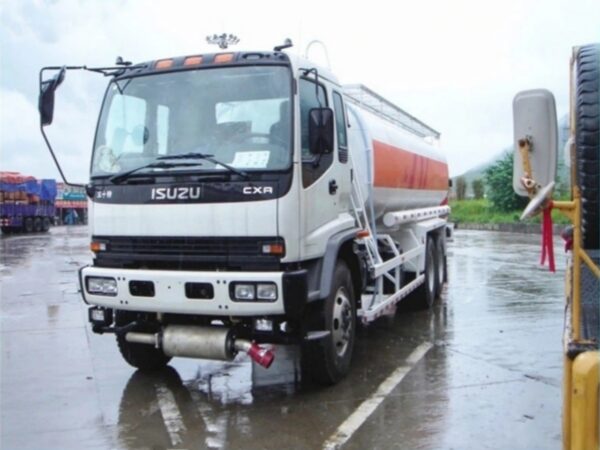 ISUZU CXR Crude Oil Tank Truck (2)