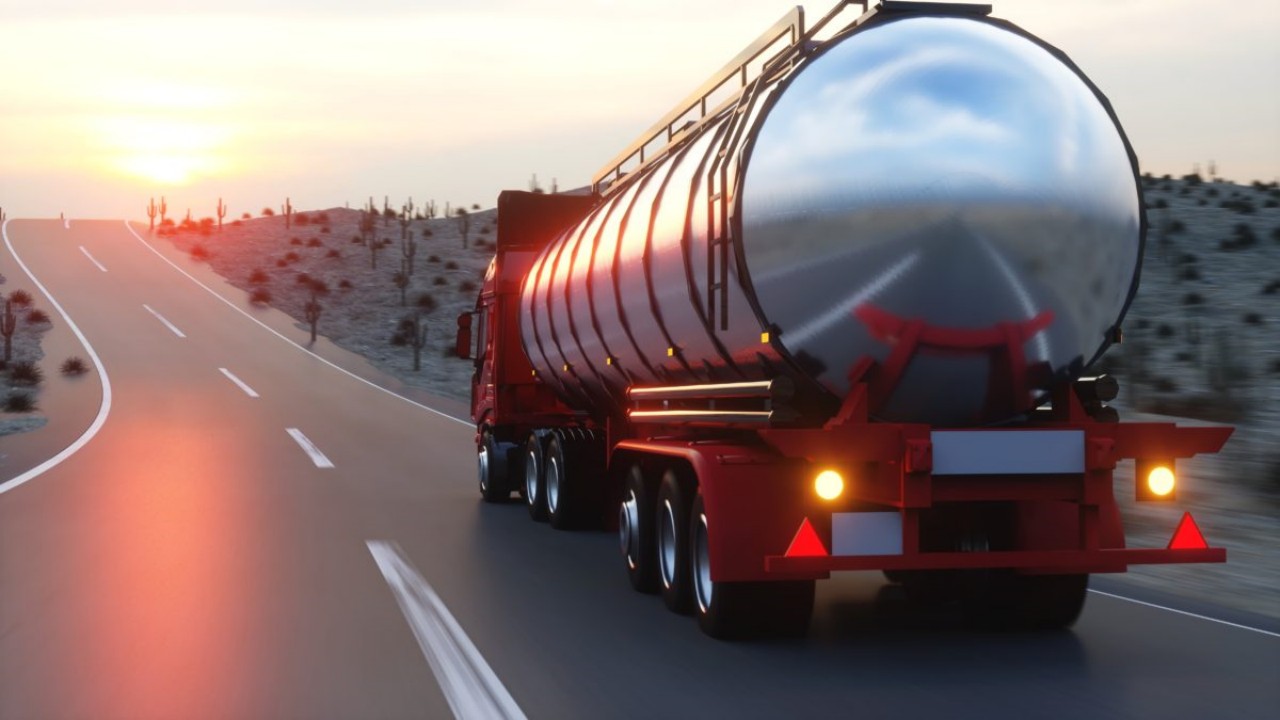 Oil Tankers driving (3)