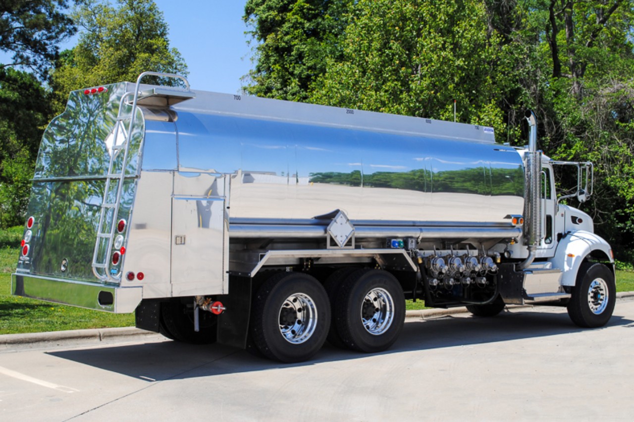 Oil tank truck