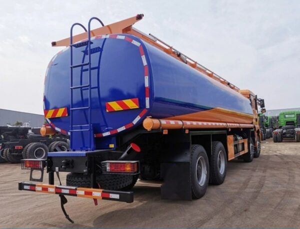 SHACMAN H3000 30CBM Crude Oil Tank Truck (6)