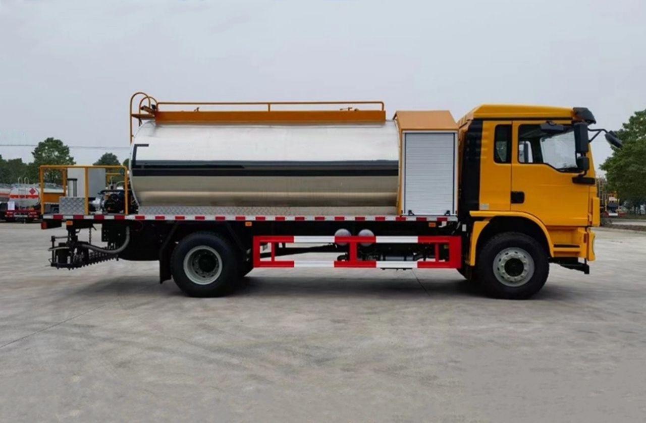 SHACMAN L3000 12 CBM Asphalt Tank Truck (2)