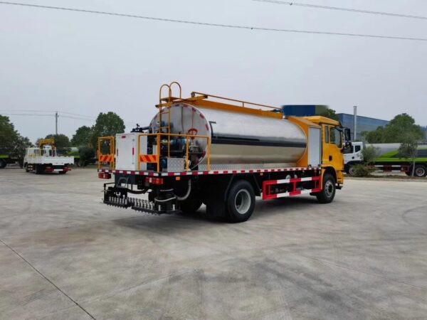 SHACMAN L3000 12 CBM Asphalt Tank Truck (3)