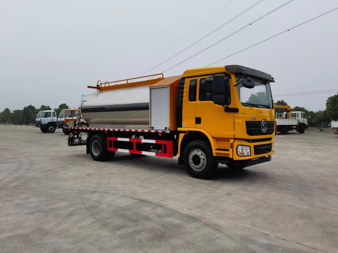 SHACMAN L3000 12 CBM Asphalt Tank Truck (4)