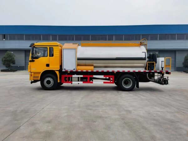 SHACMAN L3000 12 CBM Asphalt Tank Truck (5)